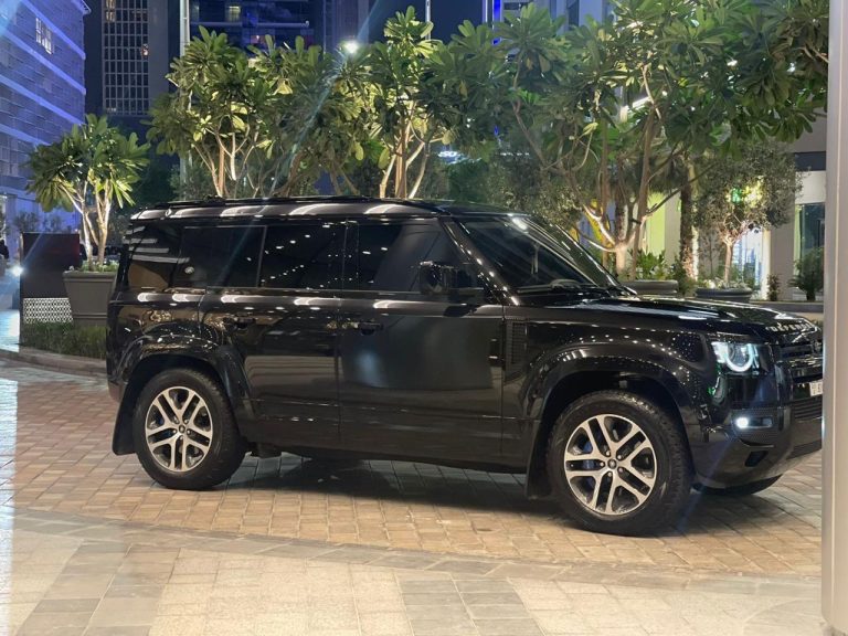 تأجير ديفندر في دبي: لاند روفر للمدينة والصحراء