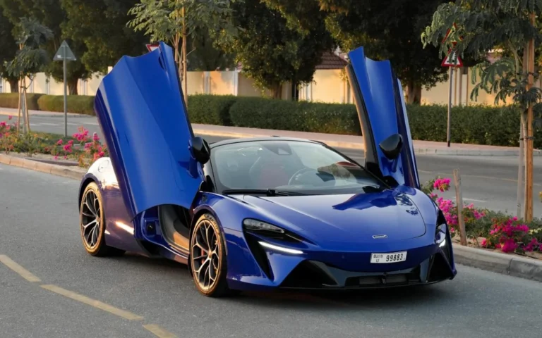 McLaren Artura Spider Blue 2025 للإيجار في دبي