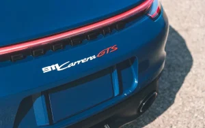 Porsche 911 Carrera 4 GTS 2025 (blue / Maroon) 2025 صورة 3