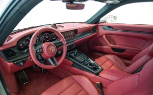 Porsche 911 Carrera 4 GTS 2025 (blue / Maroon) 2025 صورة 4