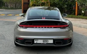 Porsche 911 Carrera Silver 2025 صورة 2