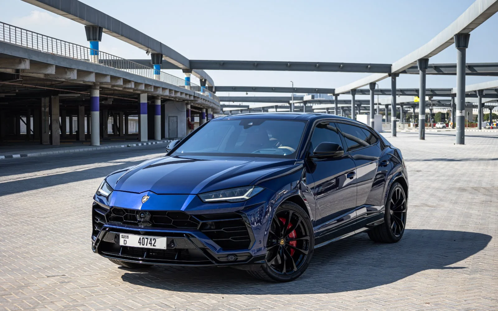Lamborghini Urus 2024 in blue, front three-quarter view