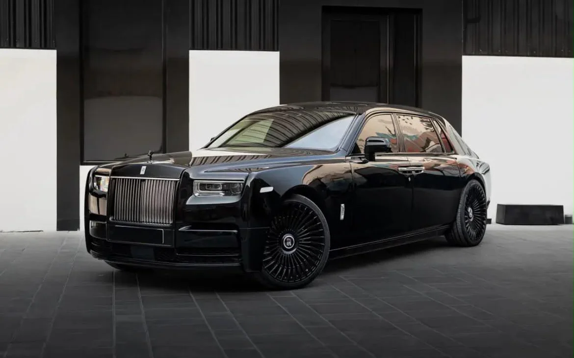Rolls-Royce Phantom 2024 in black, front three-quarter view