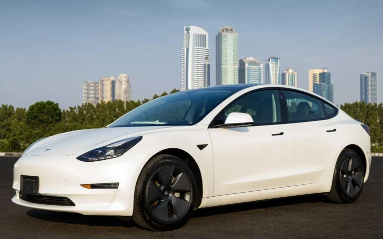 Tesla Model 3 2024 للإيجار في دبي